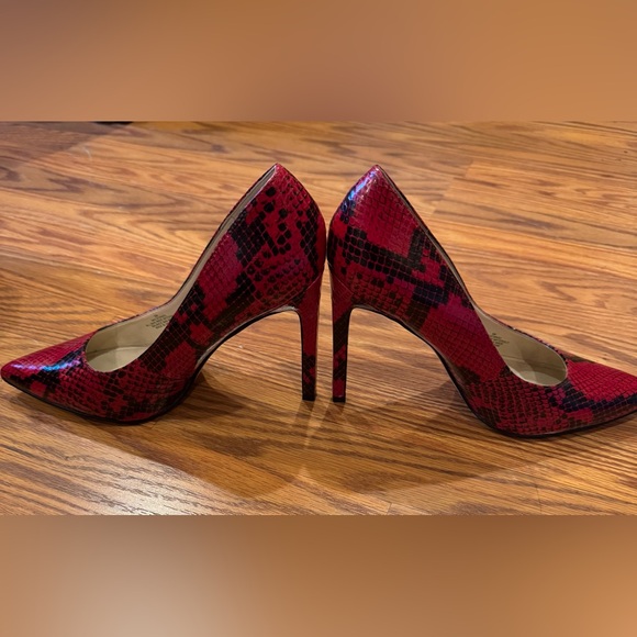 Nine West Tatiana Red and Black Snakeskin Pointy Heels Size 6M - Picture 3 of 10